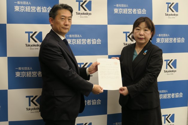 辻副会長（写真左）へ連合東京 斉藤会長から要請書が手交された