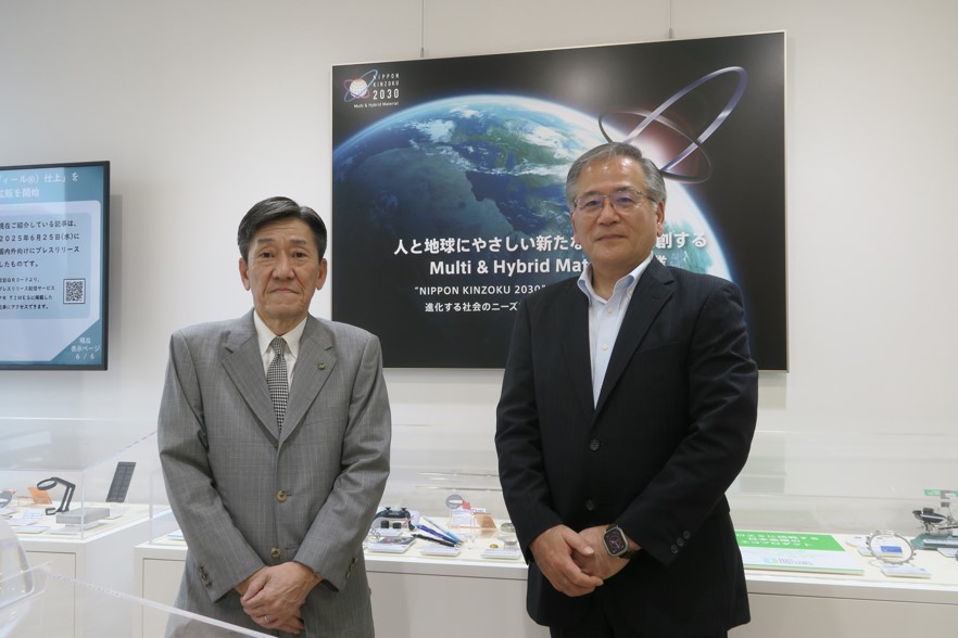 下川社長(左)と根本専務理事(右)