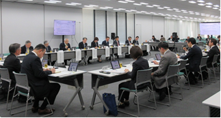 発言する冨田会長（左モニター手前）