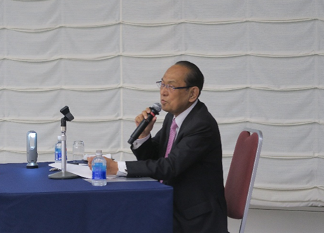 講演する大久保常勤相談役